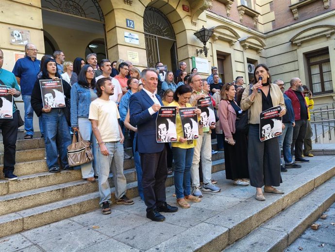 Enrique Santiago (izda, en primera fila), durante la concentración en memoria de Mari Carmen Abascal ante la sede de CCOO en la capital cordobesa.