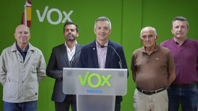 El presidente de Vox en la Región de Murcia, José Manuel Pancorbo, junto a miembros del Grupo Parlamentario en la Asamblea Regional