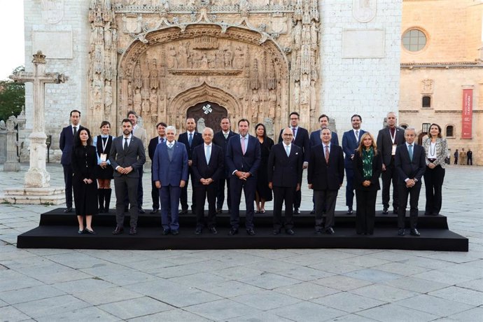 Foto de familia durante la IX Conferencia Iberoamericana de Ministras y Ministros de Transporte e Infraestructuras, en la Plaza de San Pablo, a 9 de octubre de 2026, en Valladolid, Castilla y León (España).
