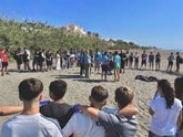 Foto: Un centenar de jóvenes retiran 65 kilos de residuos en playas de Vélez-Málaga impulsados por la Diputación de Málaga