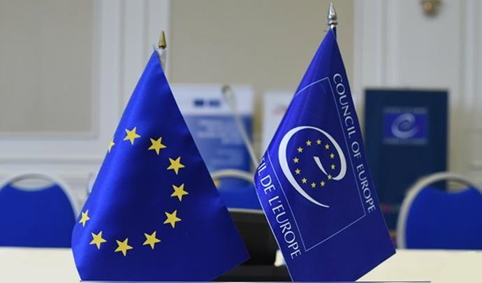 Banderas de la UE y del Consejo de Europa
