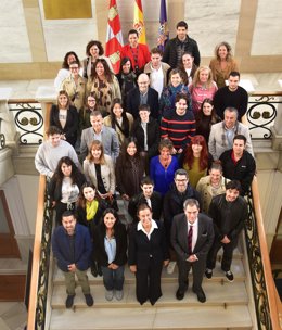 Universitarios, empresas y representantes de las instituciones participantes en el programa de prácticas en empresas.
