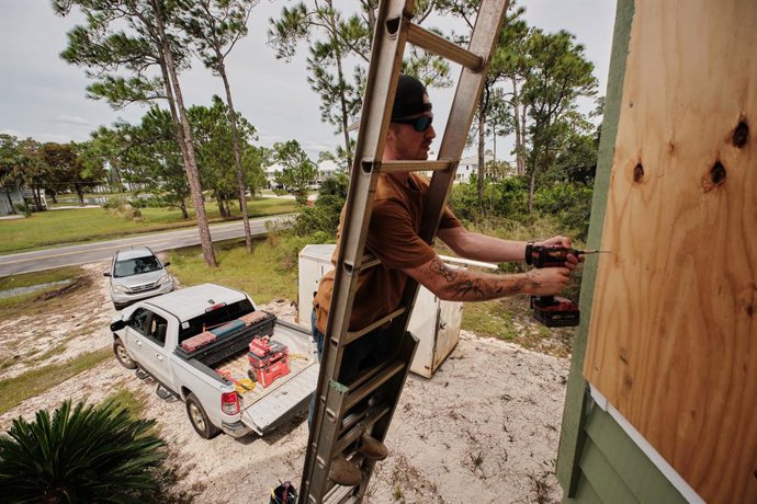 October 8, 2026, Gulf Shores, Alabama, U.S: October 8, 2026  Gulf Shores, Alabama USA: Austin Grantham helps board up a home to prepare for the arrival of Hurricane Isaias . Hurricane Isaias is currently estimates to make landfall tomorrow evening as a Ca