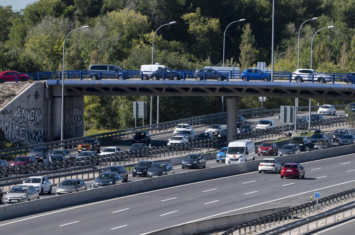 Accidentes y retenciones complican la salida de Madrid, Barcelona y Valencia al inicio del Puente del Pilar