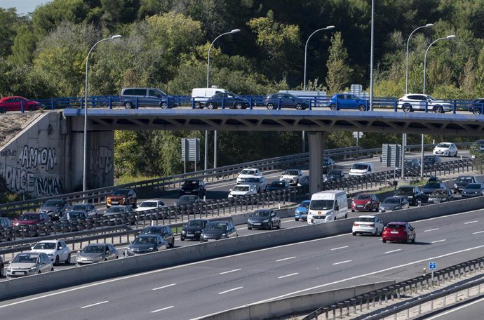 Archivo - Un gran número de vehículos circula por la autopista A-3 a la altura de Rivas-Vaciamadird, con motivo de la operación salida del Puente del Pilar 2021, el primero sin apenas restricciones debido a la pandemia del Covid-19, a 8 de octubre de 2021