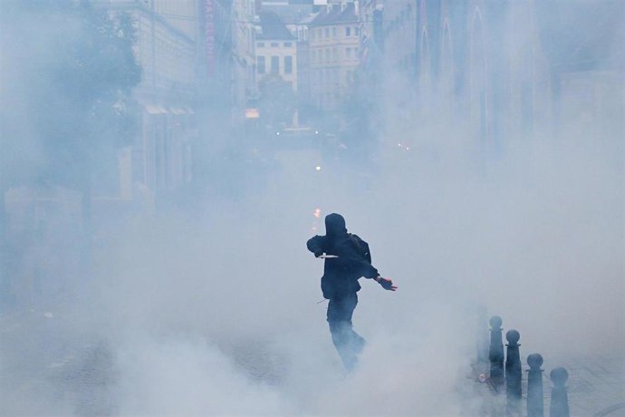Al menos una veintena de detenidos en disturbios en Bruselas tras una manifestación contra los recortes del Gobierno de Bart de Wever.
