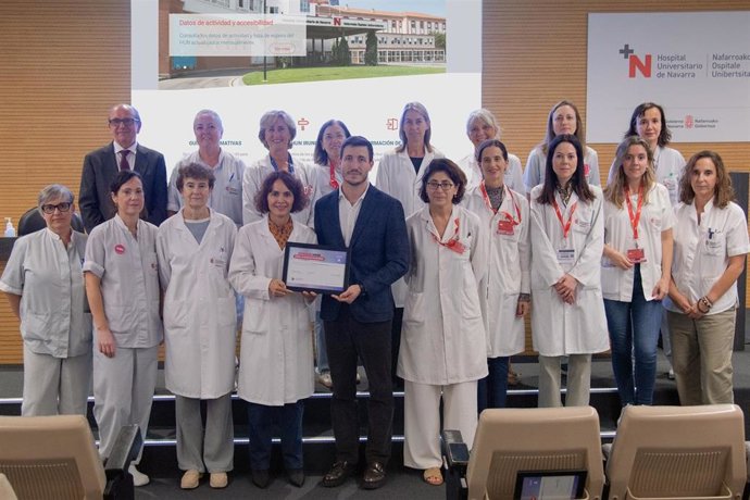 Parte del equipo de profesionales que ha trabajado en la certificación, junto con el gerente del SNS-O, la Dirección del HUN/NOU y el representante de la Fundación Humans.