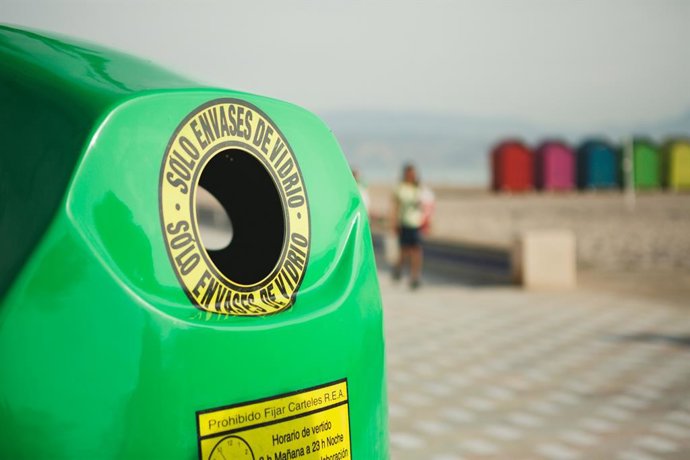 Archivo - Contenedor de reciclaje de vidrio en una playa