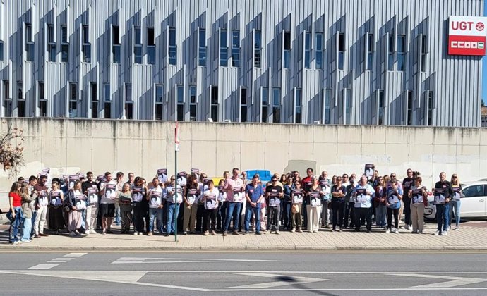 CCOO y UGT guardan un minuto de silencio en Granada por Maricarmen.