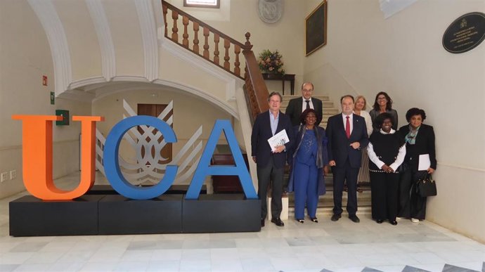 Archivo - El rector de la UCA con la ministra de Pesca de Angola y la embajadora de Angola en España.