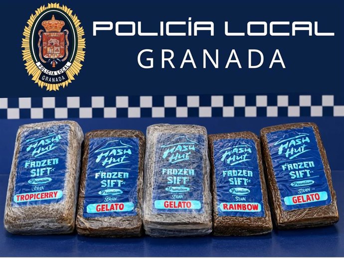 Cinco paquetes con 350 gramos de hachis aprehendidos tras una infracción de tráfico de un coche en la avenida Méndez Núñez de Granada capital. El conductor y el acompañante fueron detenidos.