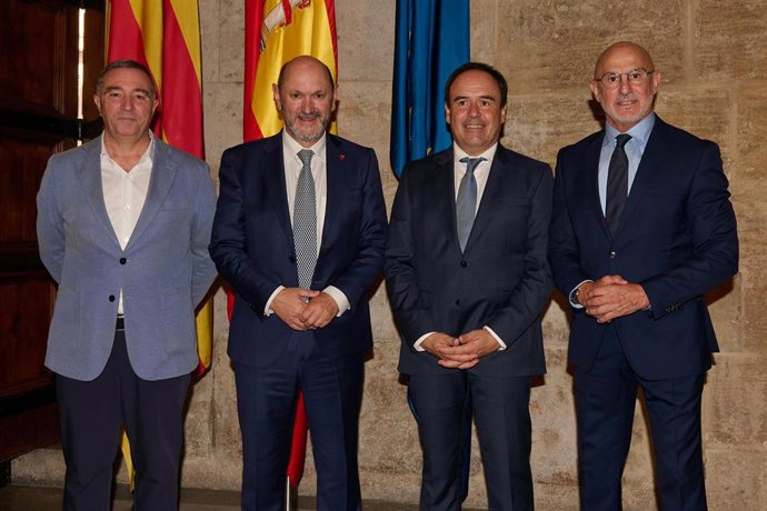 El presidente de la RFEF, Rafael Louzán, y el seleccionador nacional de fútbol, Luis de la Fuente, han asistido a la recepción por el Día de la Comunidad Valenciana.