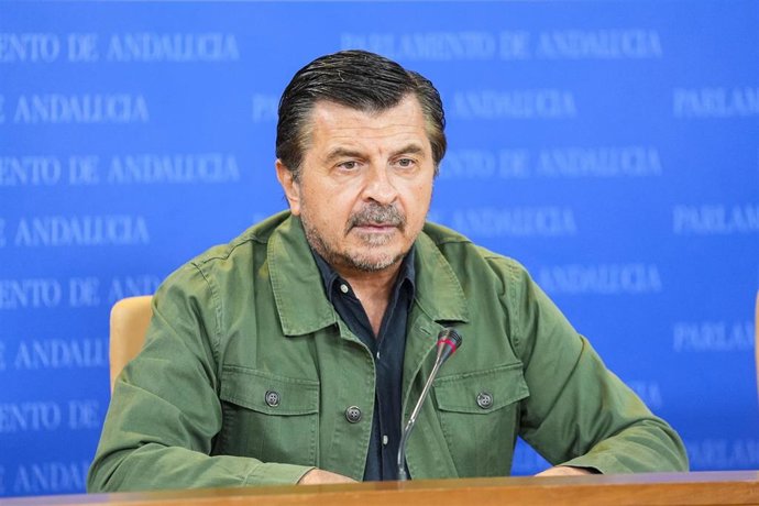 El portavoz del Grupo Parlamentario Popular, Toni Martín, en rueda de prensa en el Parlamento andaluz. (Foto de archivo).