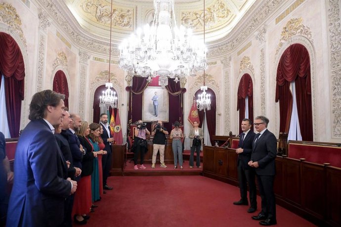El alcalde de Cádiz, Bruno García, y el vicepresidente segundo y consejero de Turismo, Justicia, Desregulación y Administración Local, Manuel Gavira, en una visita institucional al Ayuntamiento de Cádiz.
