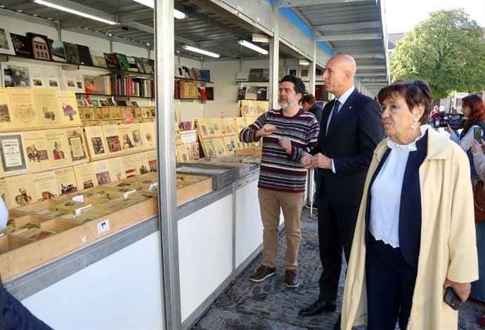 El alcalde de León, José Antonio Diez (centro), en la inauguración de la Feria del Libro Antiguo, en la Plaza de San Marcelo.