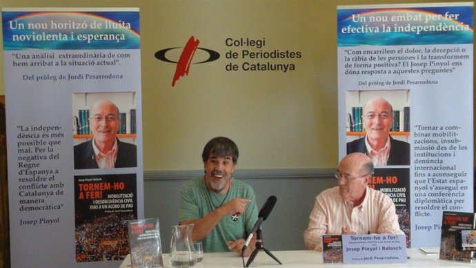 Josep Pinyol i Balasch (derecha) con el activista y comediante Jordi Pessarrodona, prologuista de su libro publicado en 2023