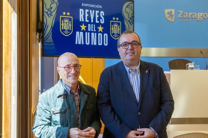El concejal delegado de Deportes, Félix Brocate, y el presidente de la Real Federación Aragonesa de Fútbol, Manuel Torralba
