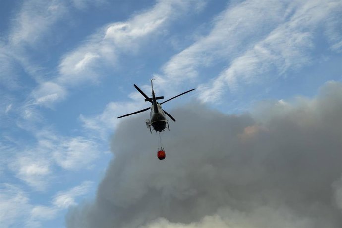 Archivo - Un helicóptero entre una columna de humo provocada por el incendio forestal originado en Villanueva de Viver, a 24 de marzo de 2023, en Fuente de la Reina, Castellón de la Plana, Comunidad Valenciana (España). 