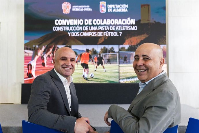 El presidente de la Diputación de Almería, José Antonio García Alcaina, y el alcalde de Huércal-Overa, Domingo Fernández, durante la firma del convenio para la construcción de nuevas instalaciones deportivas.