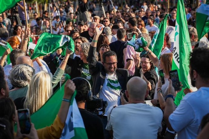 Archivo - El candidato de Adelante Andalucía a la Presidencia de la Junta, José Ignacio García (c) durante el acto de cierre de campaña de las elecciones autonómicas del 17 de mayo. 