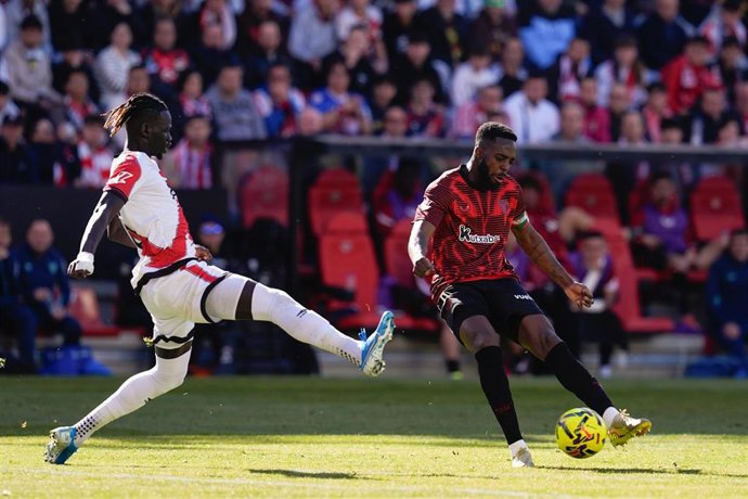Archivo - El jugador del Athletic Club Iñaki Williams durante la última visita de los rojiblancos a Vallecas.