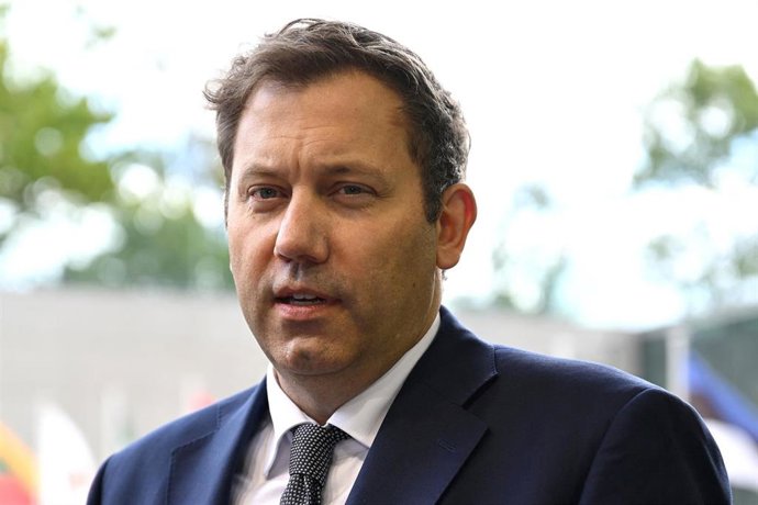 El ministro alemán de Finanzas, Lars Klingbeil, atiende a los medios de comunicación a su llegada a una reunión de ministros de Finanzas de la eurozona en Luxemburgo. 