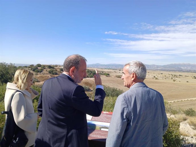 El conseller de Justicia y Calidad Democrática, Ramon Espadaler, durante su visita a los espacios de memoria de Els Tossals y las trincheras de La Pleta, en Montgai (Lleida)
