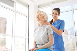Archivo - Imagen de una mujer mayor recibiendo asistencia por una fisioterapeuta.
