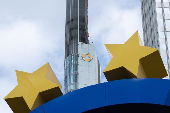 Archivo - Parte del símbolo de la Unión Europea (UE) con el edificio de Commerzbank de fondo en Fráncfort (Alemania)