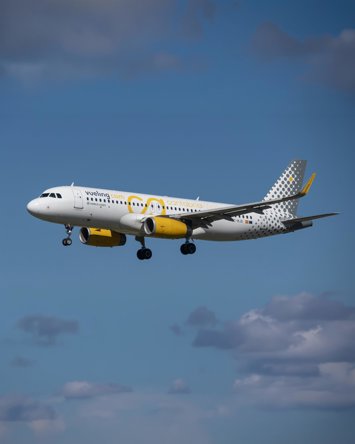 Avión de Vueling que proyecta la imagen de Cantabria por Europa