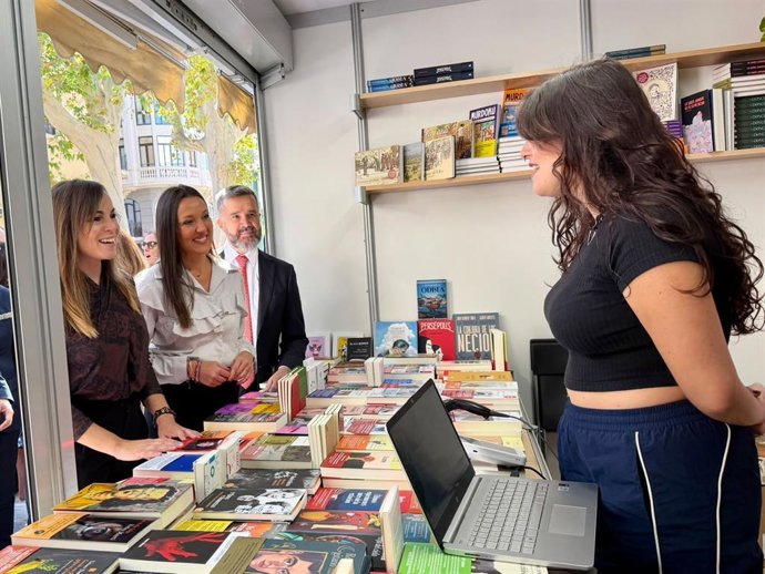 La consejera de Turismo, Cultura y Deportes, Carmen Conesa, junto a la alcaldesa de Murcia, Rebeca Pérez, recorren las casetas de la Feria del Libro de Murcia 2026