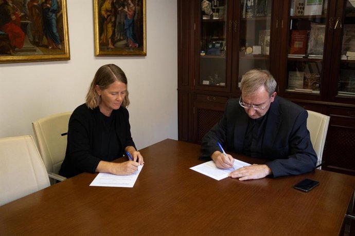 Francine Giese y Joaquín Alberto Nieva, durante la firma del convenio para el estudio de las celosías y vidrieras bajomedievales de la Capilla Real de la Mezquita-Catedral de Córdoba.