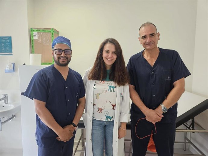 El investigador Suman Pant (i), en una visita al Hospital Quirónsalud Campo de Gibraltar, en Los Barrios (Cádiz), junto al doctor Carlos O'Connor Reina d), y la la doctora Victoria Ignacio (c).