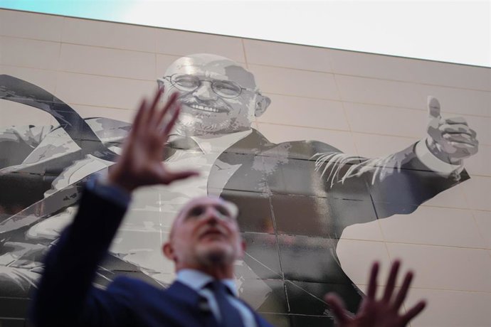 El seleccionador nacional de fútbol, Luis de la Fuente, ha visitado en la tarde de este viernes 9 d'Octubre, Día de la Comunitat Valenciana, el mural que València ha dedicado al triunfo en la pasada Copa del Mundo de la Selección Española.