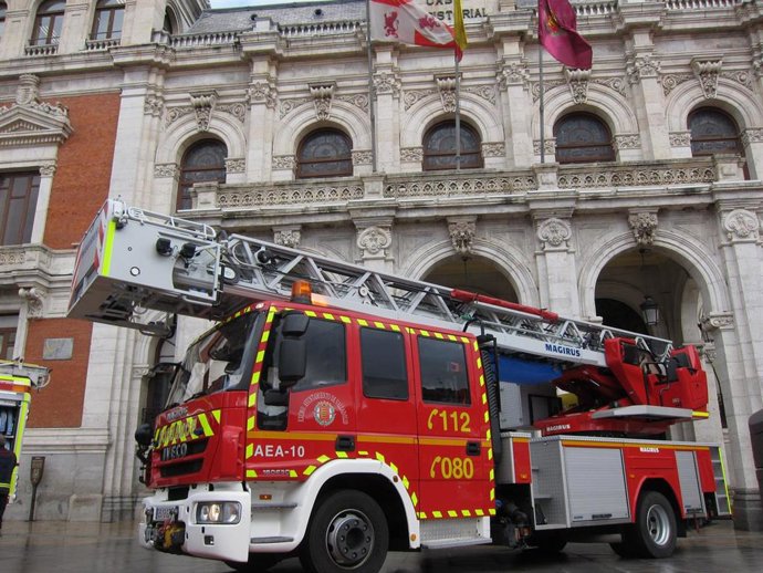 Archivo - Imagen de archivo de una autoescala de los Bomberos de Valladolid