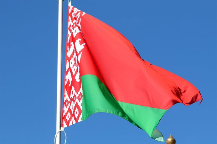 Archivo - Arquivo - 2 de abril de 2026, São Petersburgo, Rússia: A bandeira nacional da República da Bielorrússia, tremulando ao vento em um mastro em São Petersburgo.