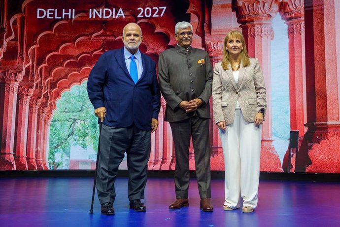 El presidente de WTTC, Manfredi Lefebvre d'Ovidio; el ministro de Turismo de India, Gajendra Singh Shehkawat, y la CEO de WTCC, Gloria Guevara, en el acto de clausura de la Global Summit, en el MCC de La Valeta,