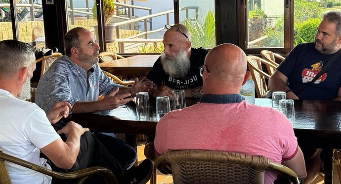 El concejal de Turismo del Ayuntamiento de Mijas (Málaga), Francisco Jerez, en un encuentro con representantes de los chiringuitos del municipio