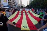 Foto: Una manifestación sale a la calle para reivindicar una Comunitat "de futuro" que respeta su lengua y origen