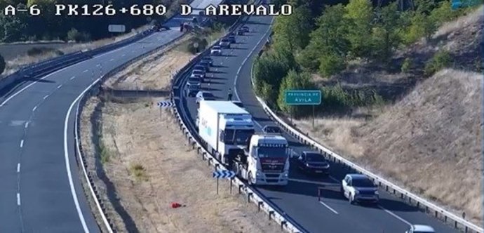 Un accidente complica la circulación en la A-6 a su paso por Arévalo (Ávila) con más de 4 kilómetros de retenciones