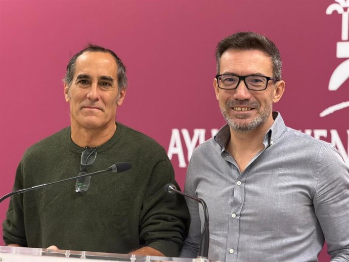 El candidato del PSOE a la Alcaldía de Córdoba y concejal, José Antonio Romero (d), y el portavoz de Hacemos Córdoba en el Ayuntamiento de la capital, Juan Hidalgo.