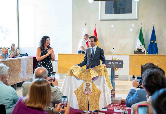 Archivo - El diestro Juan Ortega muestra el Capote de Paseo que recibió en agosto de 2025 como triunfador de la Feria Taurina de Almería de 2024.