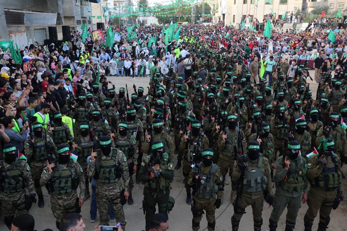 Archivo - 28 May 2021, Palestinian Territories, Al-Bureij: Members of Izz ad-Din al-Qassam Brigades, the military wing of the Palestinian Hamas Islamist movement in the Gaza Strip, take part in military parade at Al-Bureij refugee camp. Photo: Ashraf Amra