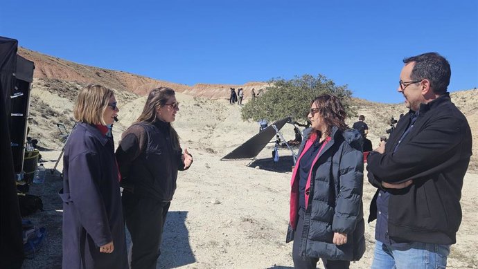 La diputada de Turismo y delegada de la Teruel Film Commission Marta Sancho ha visitado el rodaje este viernes, 9 de octubre.