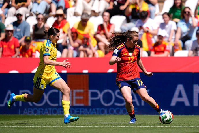 Archivo - Lucia Corrales of Spain kicks the ball during the European Women’s qualifiers for the FIFA Women’s World Cup 2027, League Phase MD4, football match played between Spain and Ukraine at Bahrain Victorious Nuevo Arcangel stadium on April 18, 2026, 