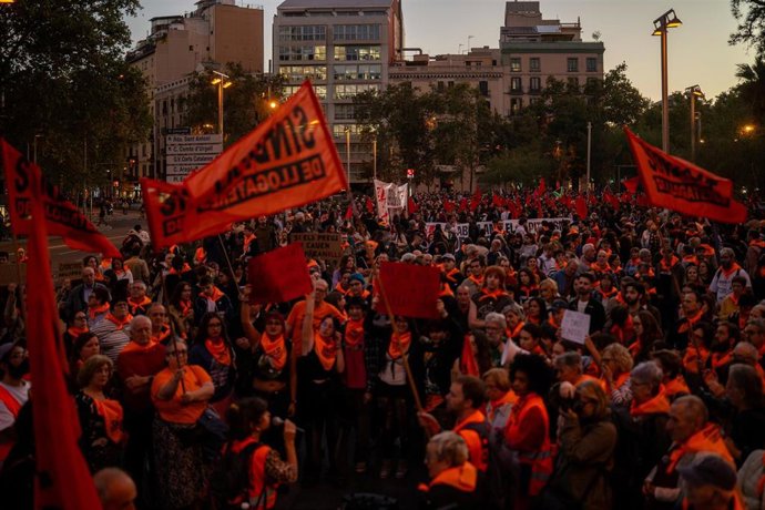 Cientos de personas durante una concentración organizada por el Sindicat de Llogateres, el Sindicat d’Habitatge Socialista de Catalunya y la Coshac ‘Per l’Olga i la Maricarmen: El negoci de l’habitatge mata!’