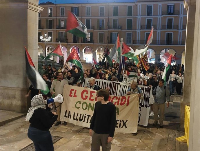 Manifestación en Palma con motivo del tercer aniversario del inicio del genocidio en Palestina.