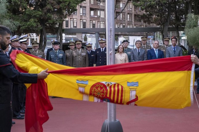 A consejera de Presidencia, Isabel Urrutia, asiste al arriado de la bandera con motivo del Día de la Fiesta Nacional