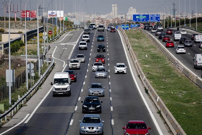 Archivo - Tráfico a la salida A7, en el inicio del Puente del Pilar, a 11 de octubre de 2023, en Madrid (España).