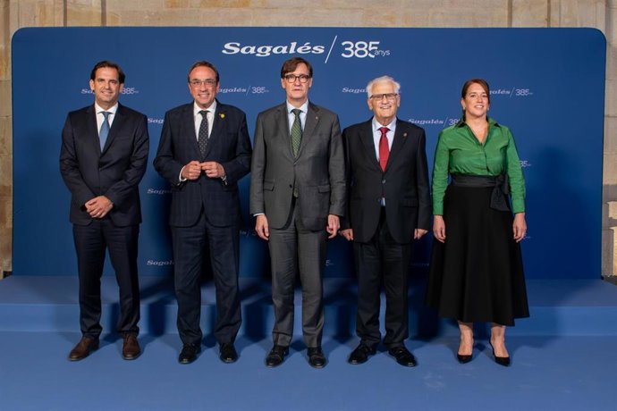 El ceo de Sagalés, Ramon Sagalés; el presidente del Parlament, Josep Rull; el presidente de la Generalitat, Salvador Illa; el presidente de Sagalés, Francesc Sagalés, y la directora general corporativa de Sagalés, Anna Sagalés